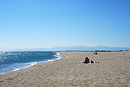 Longue plage de sable de la côte sableuse et toile de fond des Albères ; ici à Torreilles.