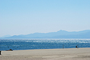L'horizon bleuté des Albères depuis la plage de Canet.
