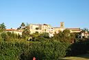 La vieille-ville d'Elne perchée sur un promontoire isolé dans la plaine du Roussillon.
