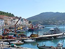 Port-Vendres : un port alliant tourisme, pêche et commerce.