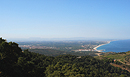 L'amphithéâtre des Pyrénées-Orientales : la plaine du Roussillon bordée par les Corbières (à l'horizon) et les Albères (au premier plan).