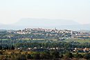 Banyuls-dels-Aspres perché sur un pli dans la plaine du Roussillon (la montagne de Tauch à l'horizon).