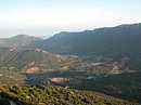 La vallée de Cucugnan et l'échine de calcaire issue du chevauchement nord-pyrénéen séparant les Corbières de la vallée du Fenouillèdes