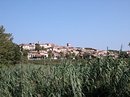 Le village de Marseillette perché sur un léger relief entre le Canal du Midi et l'Aude, bien perceptible dans le paysage de la plaine