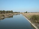 Les bords du canal d'irrigation, trop secs