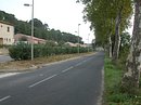 Exemple de traitement de limite d’urbanisation avec la plaine : voie de contournement plantée d’arbres d’alignement, contre-allée plantée pour la desserte des habitations (Saint-Aunès)