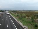 Les grandes plaines accueillent depuis toujours les infrastructures principales du département : ici l’autoroute A9 vers Loupian