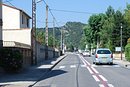 Problème de dégradation des paysages des infrastructures : urbanisation linéaire le long de la route RD115 ; ici à Reynes (vallée du Tech)