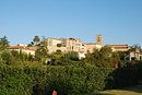 Elne perchée sur un promontoire, composant un des sites bâtis remarquables de la plaine du Roussillon