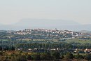 Banyuls-dels-Aspres perché sur une colline surplombant le Tech (à l'horizon, la montagne de Tauch dans les Corbières)