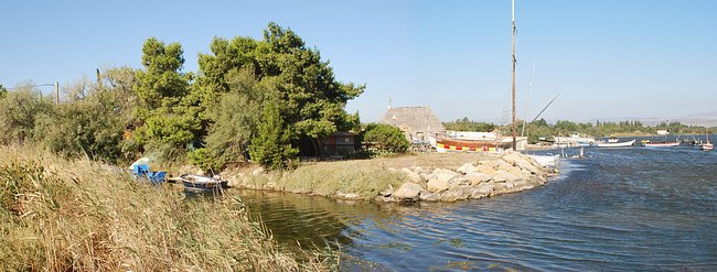 Petit port de pche sur les berges de l'tang de Salses-Leucate ; ici le Casot del Trador